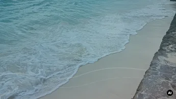 Praia e mar em Zanzibar usados como imagem editorial de snorkeling e mergulho