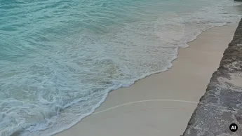 Praia no sudeste de Zanzibar usada como imagem editorial para comparar praias