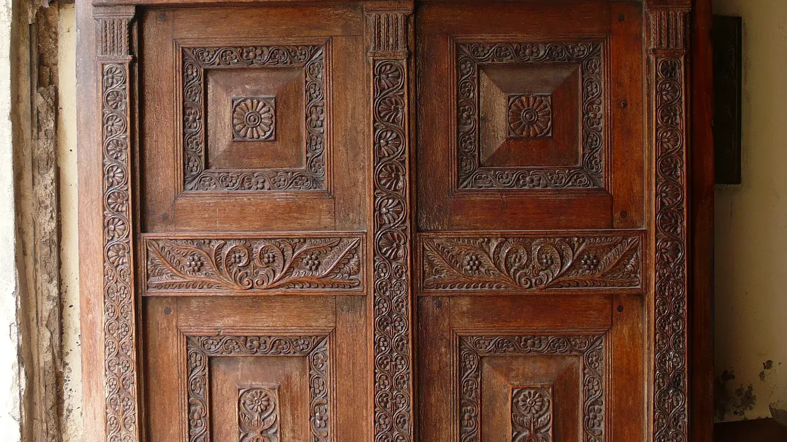 Detalhe de porta histórica em Stone Town, Zanzibar