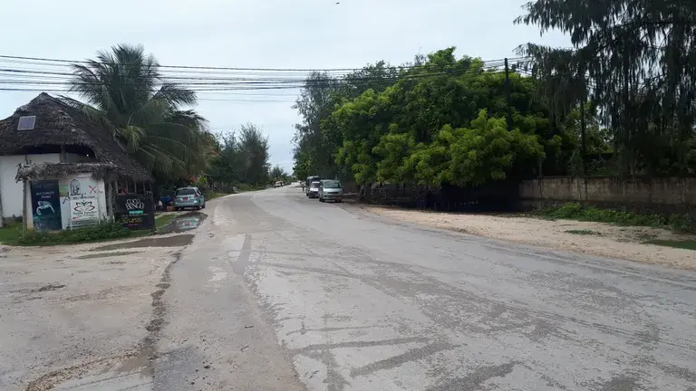Estrada local em Paje na costa sudeste de Zanzibar
